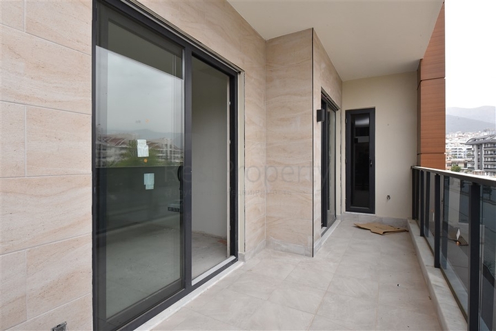 مجمع فاخر - شقة غرفتين وصالة جديدة - في منطقة اوبا / الانيا 