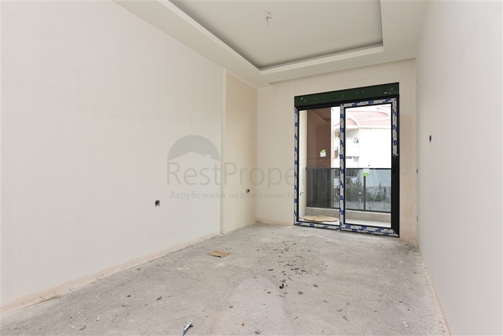 مجمع فاخر - شقة غرفتين وصالة جديدة - في منطقة اوبا / الانيا 