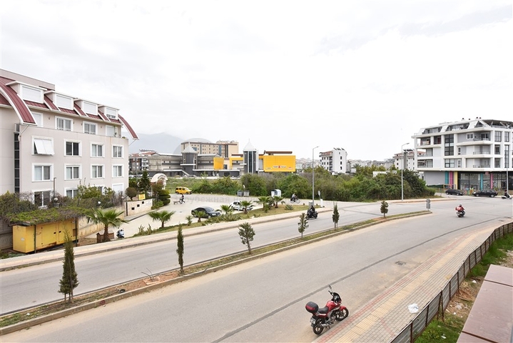 مجمع فاخر - شقة غرفتين وصالة جديدة - في منطقة اوبا / الانيا 