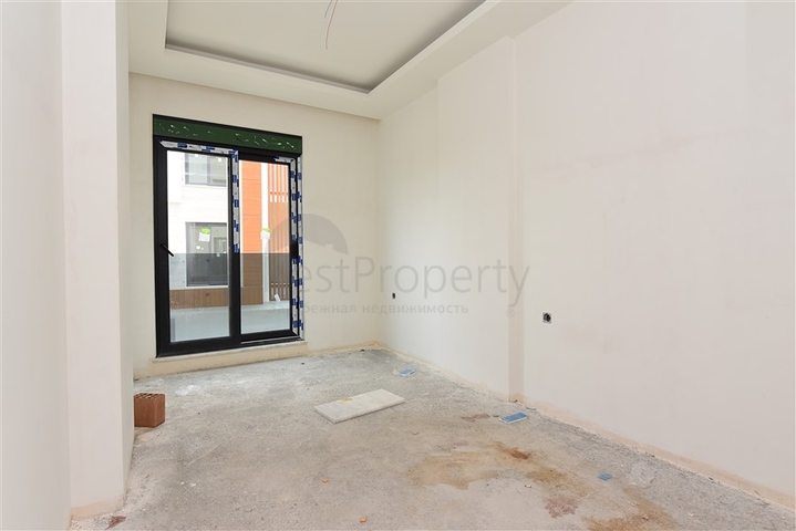 مجمع فاخر - شقة غرفتين وصالة جديدة - في منطقة اوبا / الانيا 