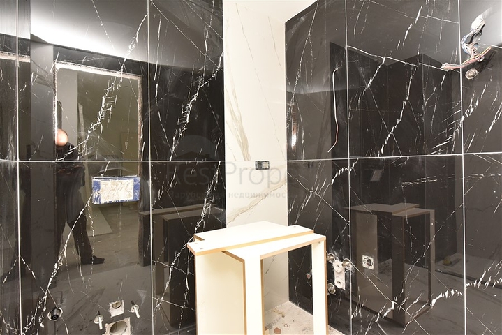 مجمع فاخر - شقة غرفتين وصالة جديدة - في منطقة اوبا / الانيا 