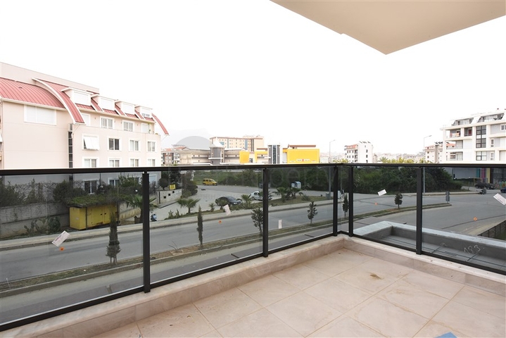 مجمع فاخر - شقة غرفتين وصالة جديدة - في منطقة اوبا / الانيا 