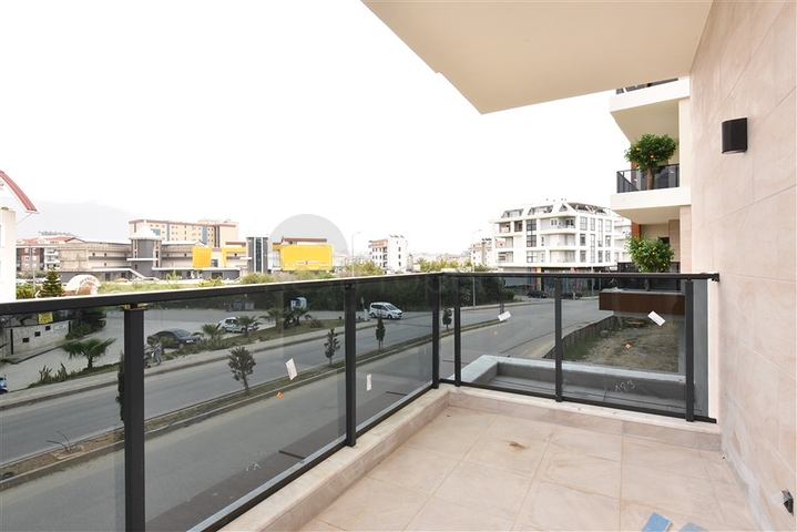 مجمع فاخر - شقة غرفتين وصالة جديدة - في منطقة اوبا / الانيا 