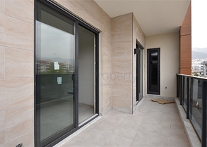 مجمع فاخر - شقة غرفتين وصالة جديدة - في منطقة اوبا / الانيا 