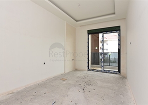 مجمع فاخر - شقة غرفتين وصالة جديدة - في منطقة اوبا / الانيا 