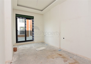 مجمع فاخر - شقة غرفتين وصالة جديدة - في منطقة اوبا / الانيا 