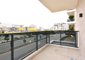 مجمع فاخر - شقة غرفتين وصالة جديدة - في منطقة اوبا / الانيا 