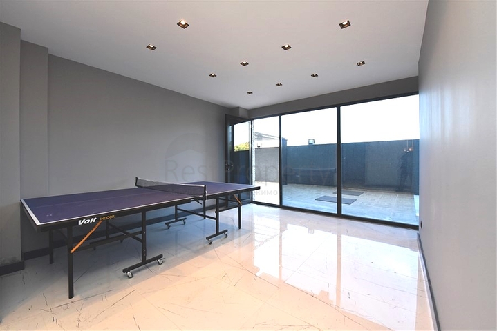 شقة جديدة  - غرفة وصالة مفروشة -ضمن مجمع - في محمودلار / الانيا 