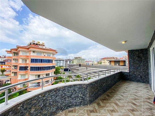 تراس مميز - شقة 3 غرف وصالة مفروشة - في توسمور / الانيا 