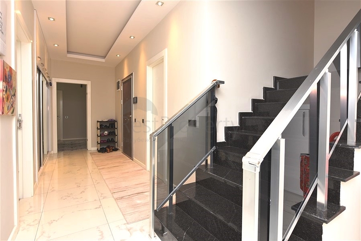 اطلالة بحر - دوبلكس فاخرة 5 غرف وصالة - في محمودلار / الانيا 