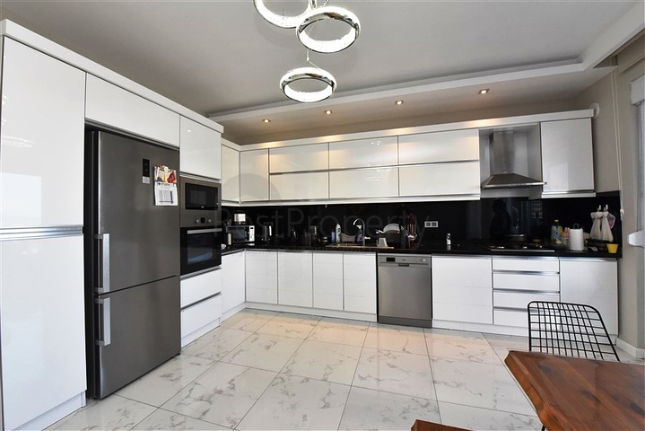 اطلالة بحر - دوبلكس فاخرة 5 غرف وصالة - في محمودلار / الانيا 