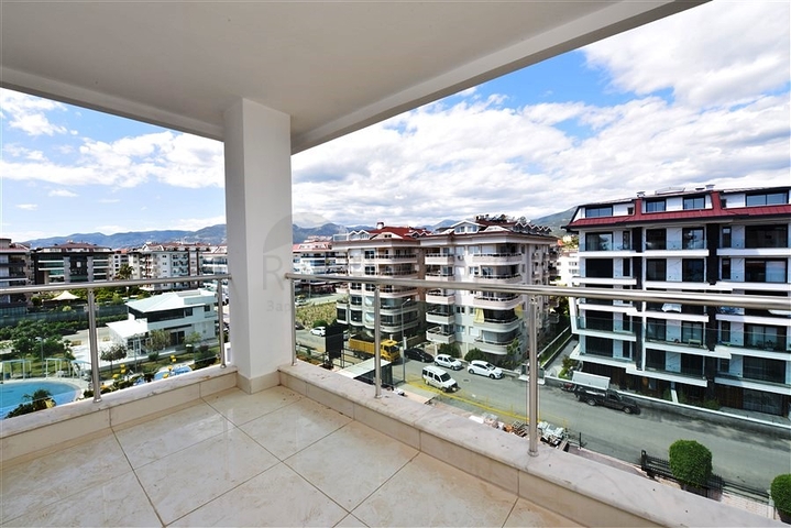 ضمن مجمع على البحر - دوبلكس 4 غرف وصالة - في كاستل / الانيا