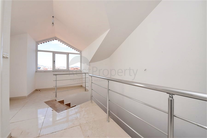 ضمن مجمع على البحر - دوبلكس 4 غرف وصالة - في كاستل / الانيا