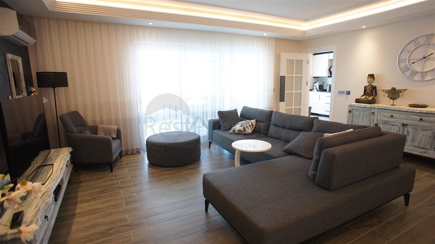 اطلالة بحرية ساحرة -طابق مرتفع - شقة غرفتين وصالة ضمن مجمع اول صف على البحر - في توسمور / الانيا