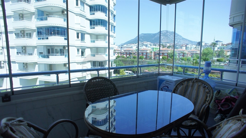 اطلالة بحرية ساحرة -طابق مرتفع - شقة غرفتين وصالة ضمن مجمع اول صف على البحر - في توسمور / الانيا