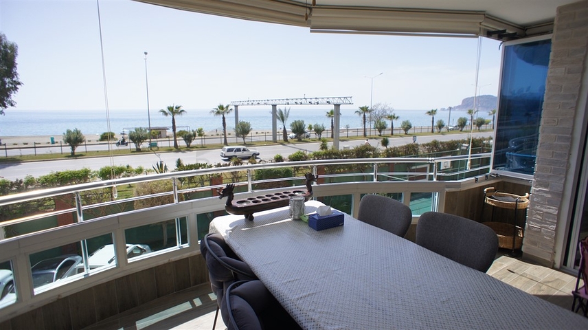 اطلالة بحرية ساحرة -طابق مرتفع - شقة غرفتين وصالة ضمن مجمع اول صف على البحر - في توسمور / الانيا