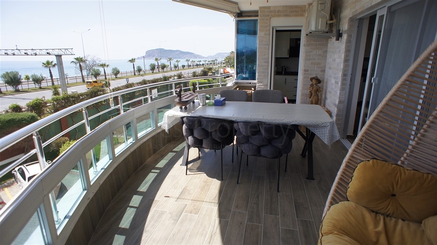 اطلالة بحرية ساحرة -طابق مرتفع - شقة غرفتين وصالة ضمن مجمع اول صف على البحر - في توسمور / الانيا