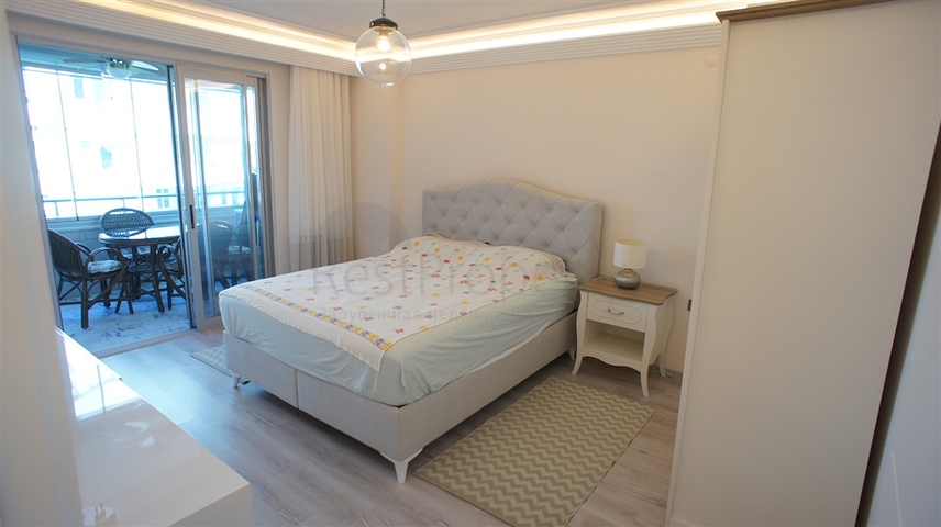 اطلالة بحرية ساحرة -طابق مرتفع - شقة غرفتين وصالة ضمن مجمع اول صف على البحر - في توسمور / الانيا