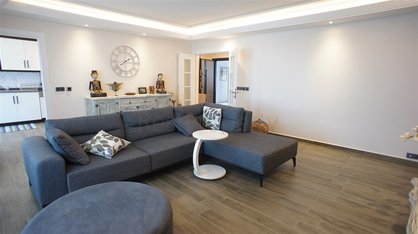 اطلالة بحرية ساحرة -طابق مرتفع - شقة غرفتين وصالة ضمن مجمع اول صف على البحر - في توسمور / الانيا