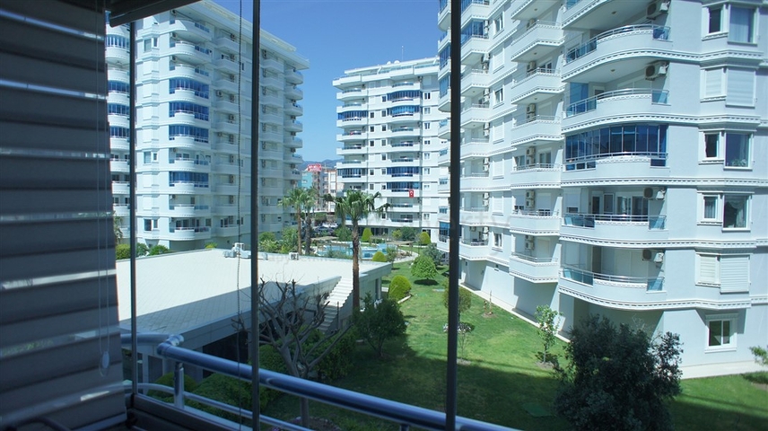 اطلالة بحرية ساحرة -طابق مرتفع - شقة غرفتين وصالة ضمن مجمع اول صف على البحر - في توسمور / الانيا