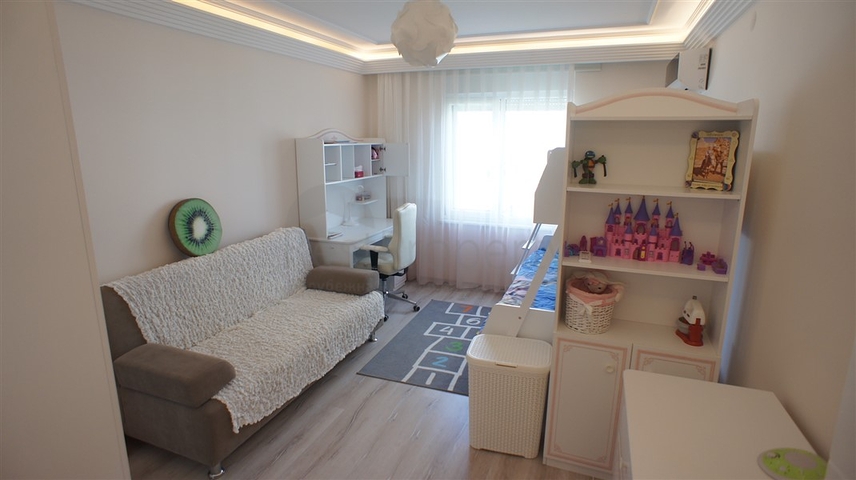 اطلالة بحرية ساحرة -طابق مرتفع - شقة غرفتين وصالة ضمن مجمع اول صف على البحر - في توسمور / الانيا