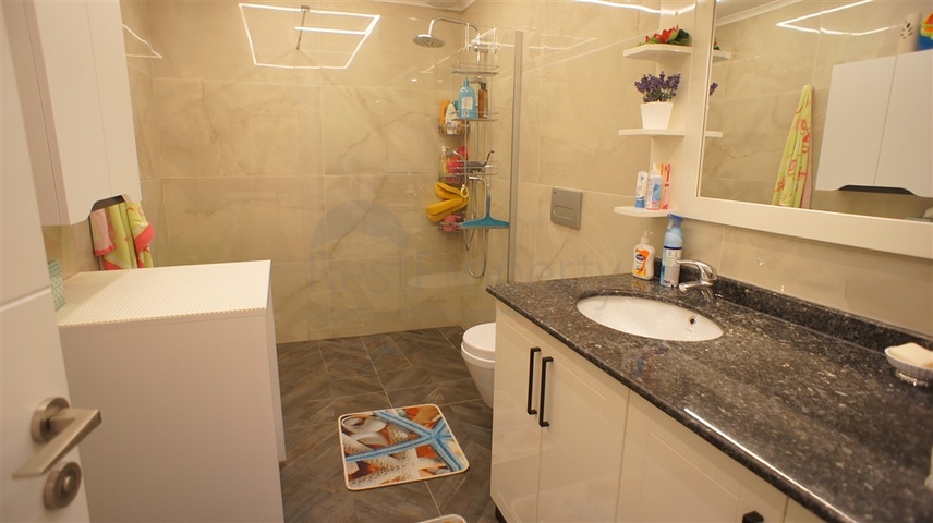 اطلالة بحرية ساحرة -طابق مرتفع - شقة غرفتين وصالة ضمن مجمع اول صف على البحر - في توسمور / الانيا