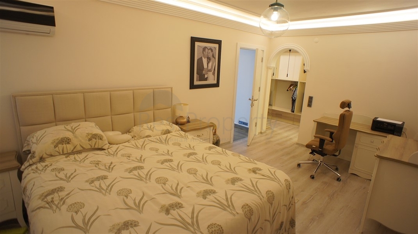 اطلالة بحرية ساحرة -طابق مرتفع - شقة غرفتين وصالة ضمن مجمع اول صف على البحر - في توسمور / الانيا