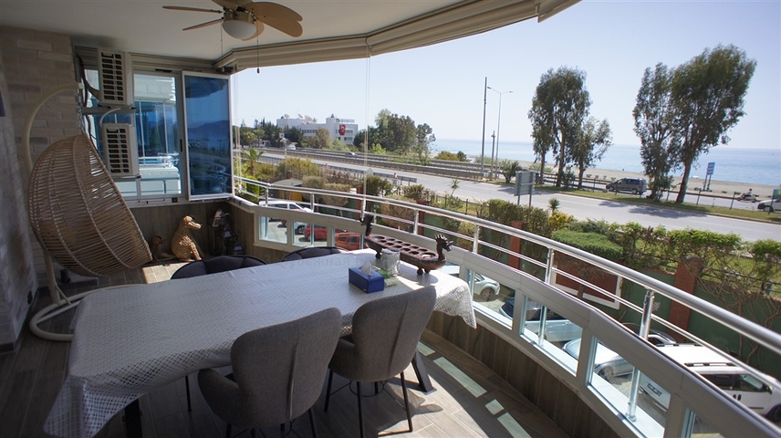 اطلالة بحرية ساحرة -طابق مرتفع - شقة غرفتين وصالة ضمن مجمع اول صف على البحر - في توسمور / الانيا