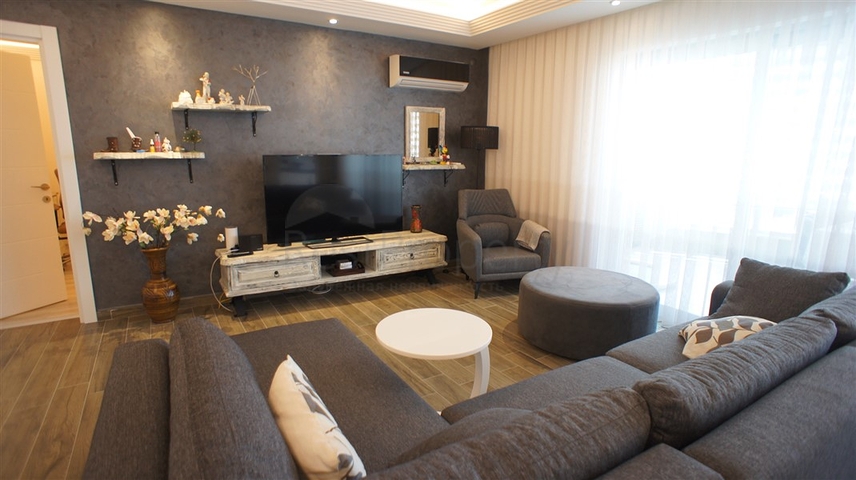 اطلالة بحرية ساحرة -طابق مرتفع - شقة غرفتين وصالة ضمن مجمع اول صف على البحر - في توسمور / الانيا