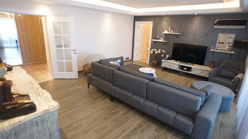 اطلالة بحرية ساحرة -طابق مرتفع - شقة غرفتين وصالة ضمن مجمع اول صف على البحر - في توسمور / الانيا