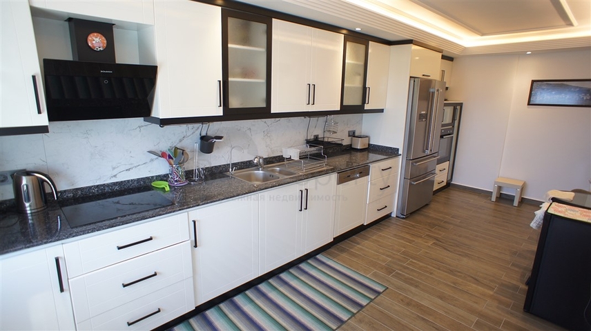 اطلالة بحرية ساحرة -طابق مرتفع - شقة غرفتين وصالة ضمن مجمع اول صف على البحر - في توسمور / الانيا