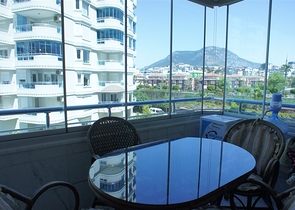 اطلالة بحرية ساحرة -طابق مرتفع - شقة غرفتين وصالة ضمن مجمع اول صف على البحر - في توسمور / الانيا