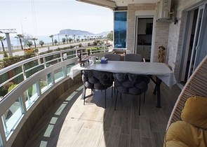 اطلالة بحرية ساحرة -طابق مرتفع - شقة غرفتين وصالة ضمن مجمع اول صف على البحر - في توسمور / الانيا