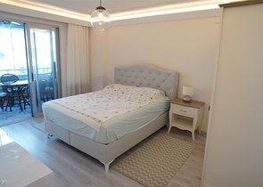 اطلالة بحرية ساحرة -طابق مرتفع - شقة غرفتين وصالة ضمن مجمع اول صف على البحر - في توسمور / الانيا