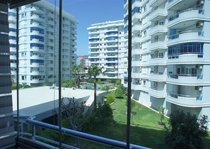 اطلالة بحرية ساحرة -طابق مرتفع - شقة غرفتين وصالة ضمن مجمع اول صف على البحر - في توسمور / الانيا