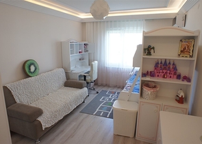 اطلالة بحرية ساحرة -طابق مرتفع - شقة غرفتين وصالة ضمن مجمع اول صف على البحر - في توسمور / الانيا