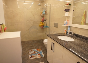 اطلالة بحرية ساحرة -طابق مرتفع - شقة غرفتين وصالة ضمن مجمع اول صف على البحر - في توسمور / الانيا