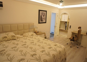 اطلالة بحرية ساحرة -طابق مرتفع - شقة غرفتين وصالة ضمن مجمع اول صف على البحر - في توسمور / الانيا