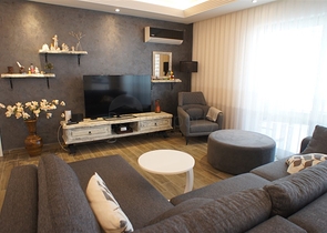 اطلالة بحرية ساحرة -طابق مرتفع - شقة غرفتين وصالة ضمن مجمع اول صف على البحر - في توسمور / الانيا