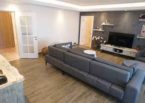 اطلالة بحرية ساحرة -طابق مرتفع - شقة غرفتين وصالة ضمن مجمع اول صف على البحر - في توسمور / الانيا