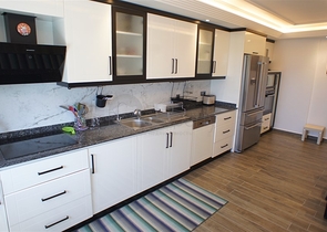 اطلالة بحرية ساحرة -طابق مرتفع - شقة غرفتين وصالة ضمن مجمع اول صف على البحر - في توسمور / الانيا