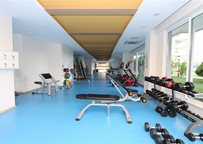 اطلالة بحرية ساحرة -طابق مرتفع - شقة غرفتين وصالة ضمن مجمع اول صف على البحر - في توسمور / الانيا