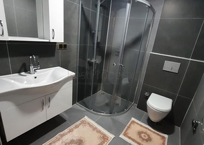 جانب المشفى الحكومي في الانيا - شقة 2 غرفة وصالة ضمن مجمع حديث في اوبا / الانيا 