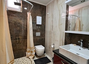 على شارع بارباروس - شقة غرفتين وصالة مفروشة - مجمع حديث - في محمودلار / الانيا 