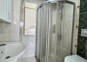 شقة غرفتين وصالة مفروشة - ضمن مجمع قريب من البحر والخدمات - في محمودلار / الانيا 