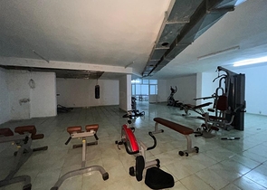 شقة غرفتين وصالة مفروشة - ضمن مجمع قريب من البحر والخدمات - في محمودلار / الانيا 