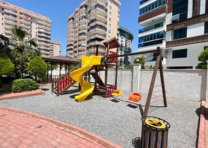 شقة غرفتين وصالة مفروشة - ضمن مجمع قريب من البحر والخدمات - في محمودلار / الانيا 