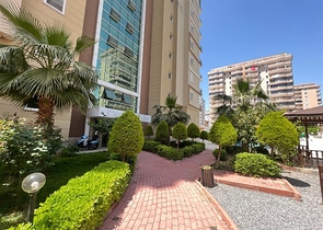 شقة غرفتين وصالة مفروشة - ضمن مجمع قريب من البحر والخدمات - في محمودلار / الانيا 