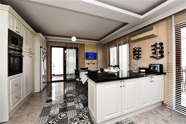 دوبلكس واسعة - 5 غرف وصالة - مفروشة - في موقع مميز - اوبا / الانيا 