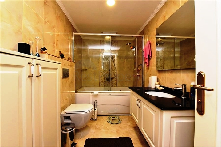 دوبلكس واسعة - 5 غرف وصالة - مفروشة - في موقع مميز - اوبا / الانيا 